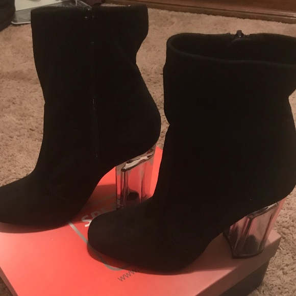 Stylish Boots - Picture 2 of 5